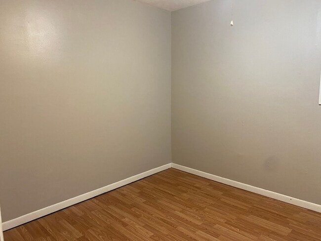 Building Photo - Upstairs One Bedroom Unit