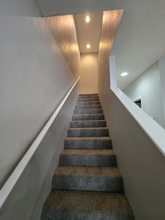 Building Photo - 2 Bed / 2.5 Bath Townhome with Upstairs Office/Sitting Area – Eagle Trace