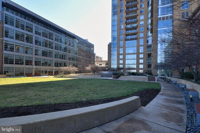 Building Photo - 675 S President St