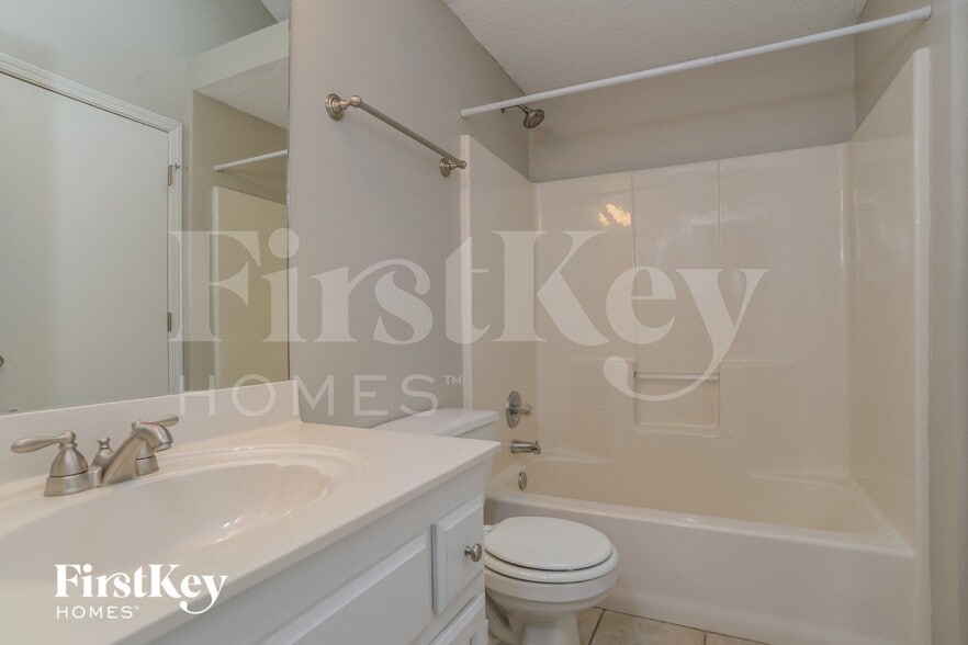 Building Photo - 709 E 16th St