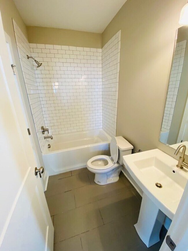 Building Photo - Beautiful 4 bedroom 4 bathroom house in th...