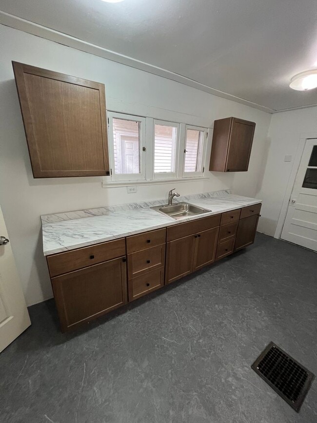 Building Photo - 3 Bedroom 1 Bathroom House (move in ready)