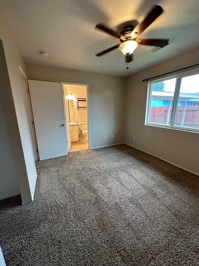 Building Photo - Cute well maintained home, convenient Anderson location