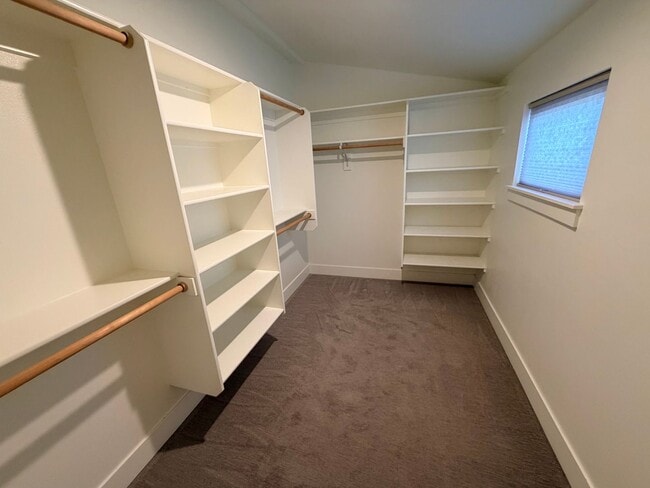 Building Photo - 3Bed/2.5 Bath Townhouse With Large Bonus Room/Office In Woodstock Neighborhood