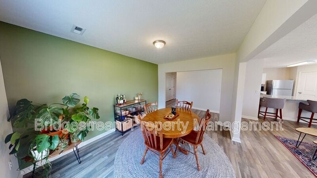 Building Photo - 961 Louise Dr