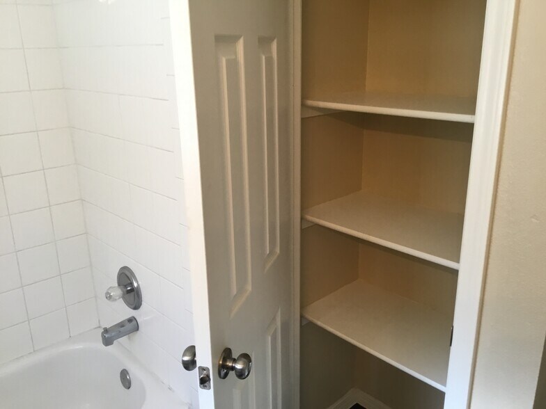 Building Photo - 10220 Country Sage Dr NW