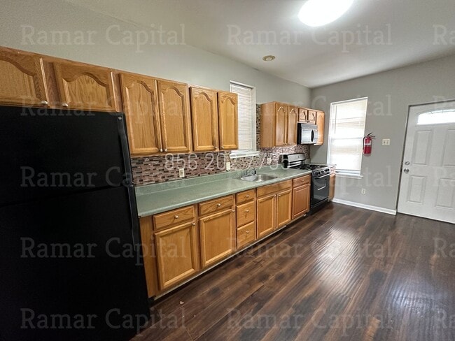 Building Photo - Spacious 3BR Row House with 1.5 bathroom, ...