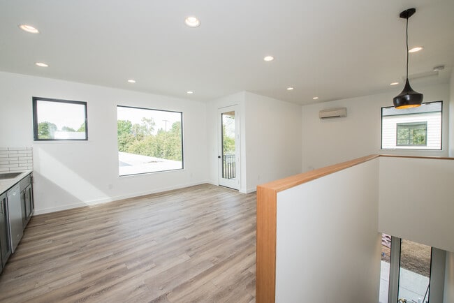 Building Photo - Atkinson Commons- Unit 6