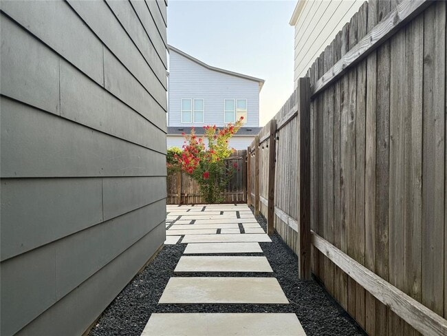 Building Photo - 6325 Florencia Ln