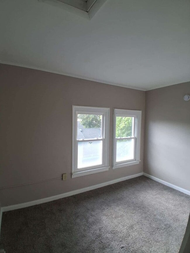 Building Photo - 4 Bedroom single family house