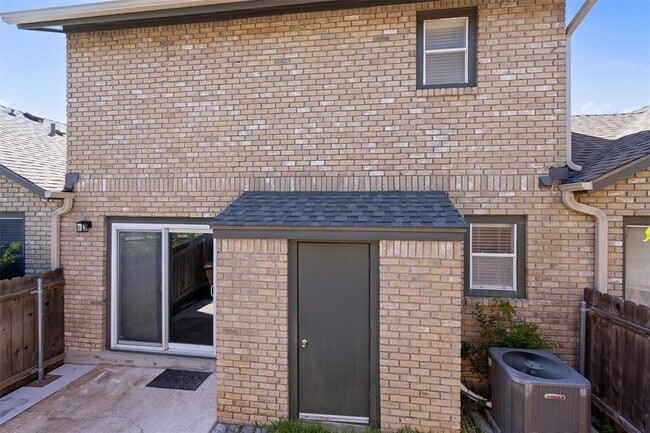 Building Photo - 1015 E Yager Ln