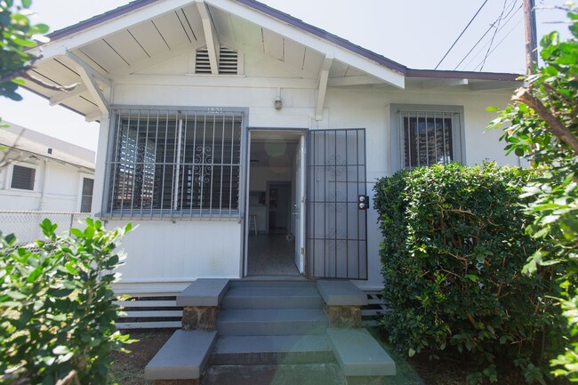 Building Photo - PET-FRIENDLY upgraded single-family home.