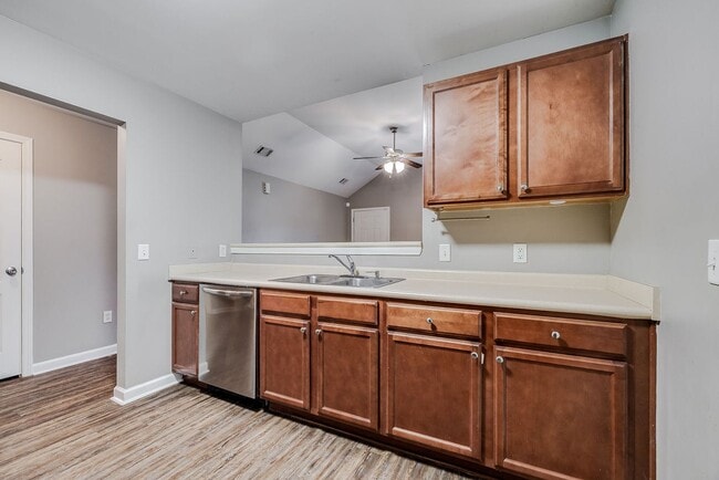 Building Photo - Charming 3BR Home/ Fenced Yard Convenient & Comfortable Living