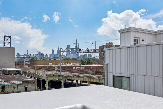 Building Photo - 1518 N Darien St