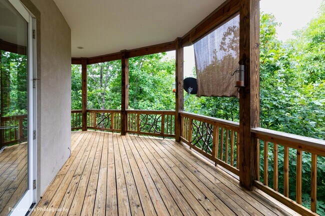 Building Photo - 370 Country Club Dr