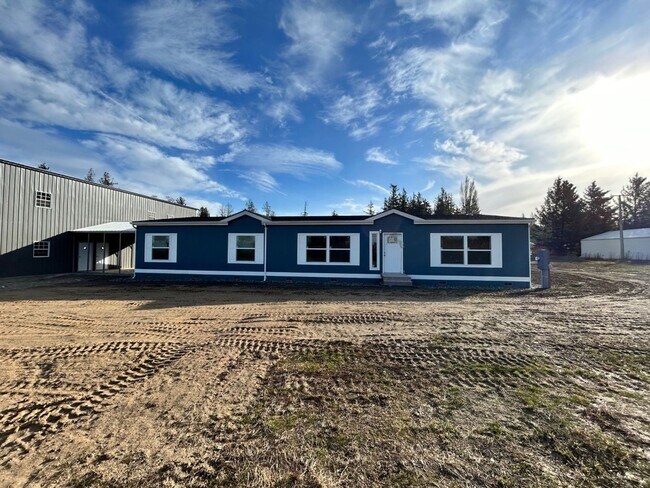 Building Photo - Large Spacious 5 Bedroom House with Fenced Yard