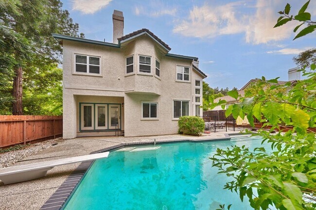Building Photo - 3500 Crownridge Dr