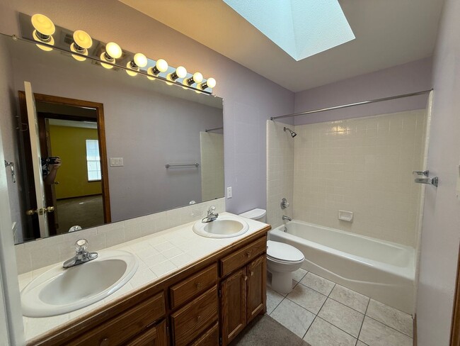 Building Photo - Beautiful 4 Bedroom Home Located in the Zi...