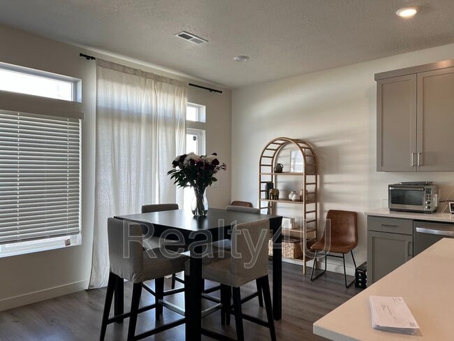 Building Photo - 138 E Crown Point Dr