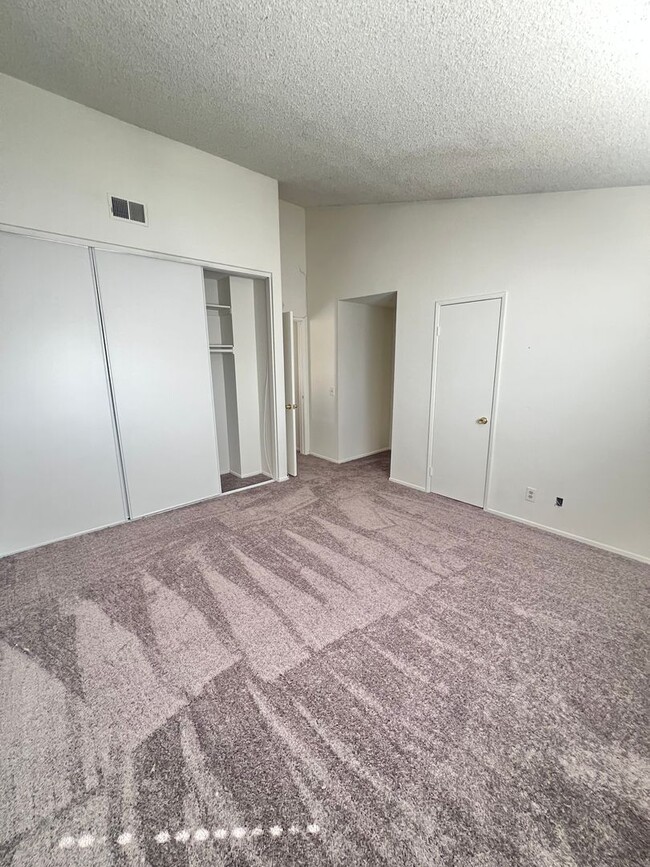 Building Photo - **MOVE IN DEPOSIT SPECIAL** 2 Bedroom 2.5 ...