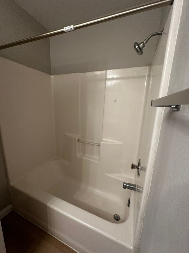 Building Photo - Ginder Properties2 (2906 Kestrel Dr)