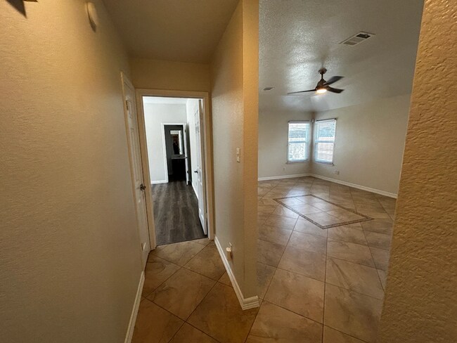 Building Photo - Move-In Ready 3BR/2BA in Round Rock - Enjo...