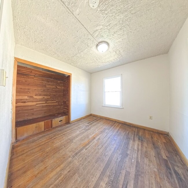 Building Photo - 3 Bedroom on the East Side with Garage