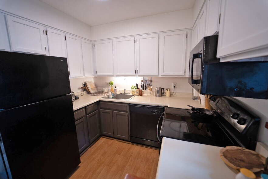 Building Photo - 370 Zang St