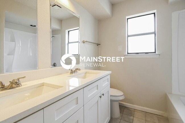 Building Photo - 3 Bedroom Pet-Friendly Home in Carrollton, TX with Main Street Renewal