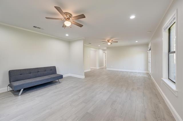 Building Photo - 304 Oak Dr