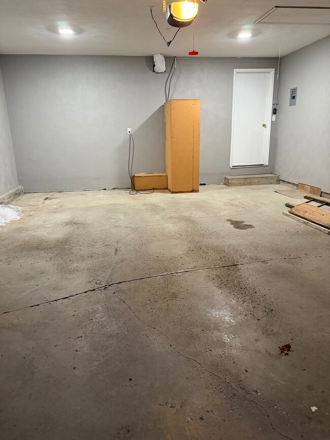 Building Photo - 2221 Klug Dr