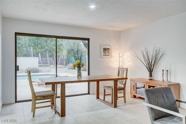 Building Photo - 945 Vegas Valley Dr