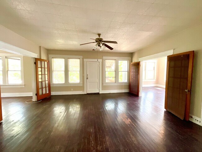 Building Photo - 810 W Magnolia Ave