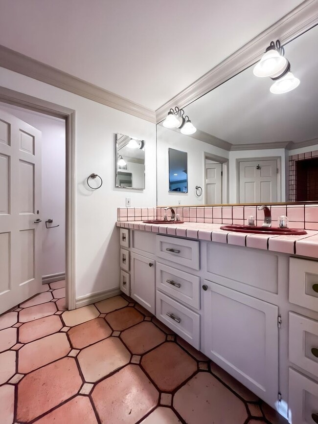 Building Photo - Unbelievable Furnished Studio Lease in WeH...