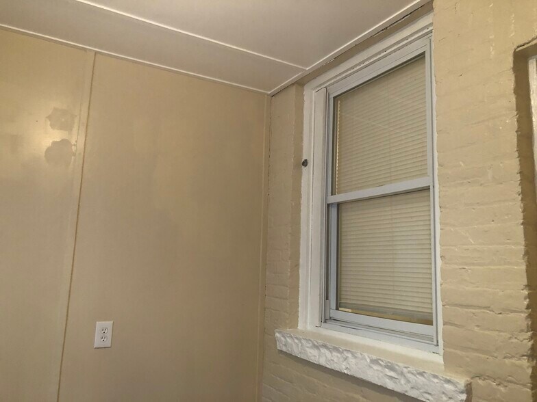 Building Photo - 560 Park Ave