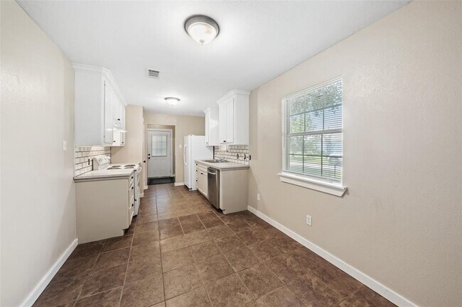 Building Photo - 202 Penick Rd