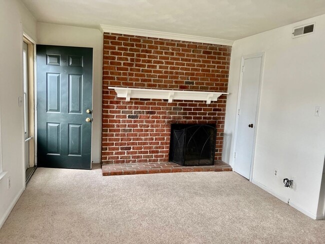 Building Photo - 2BD/1.5BA minutes from the Oceanfront!