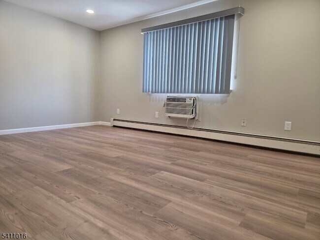 Building Photo - 645 Cricket Ln