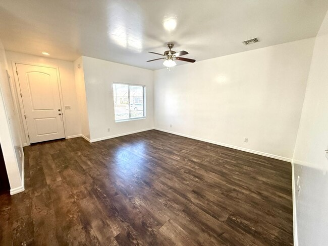 Building Photo - Great 3 Bedroom, 2 Bathroom Home Centrally Located- Available Now!