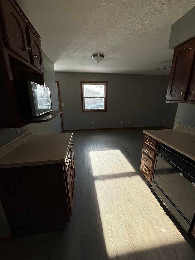 Building Photo - 3 Bedroom Home w/ Garage in Marion, IA