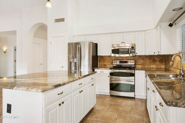 Building Photo - 4611 E Fernwood Ct