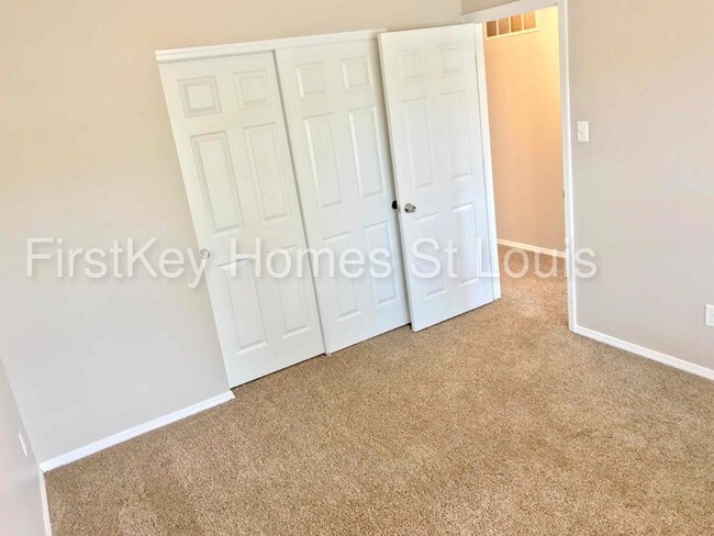 Building Photo - 14 Rivermeadows Dr