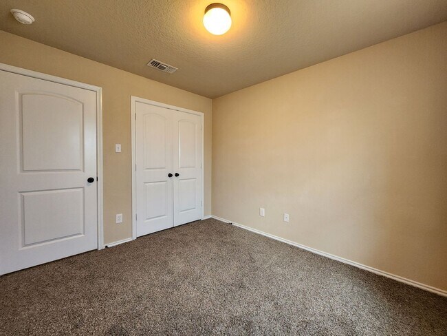 Building Photo - 3/2.5/2 Duplex / Minutes from Downtown NB & Creekside Shopping & Restaurants / Fenced in Yard /CISD