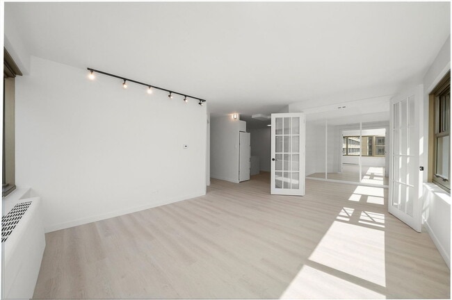 Building Photo - 247 E Chestnut St