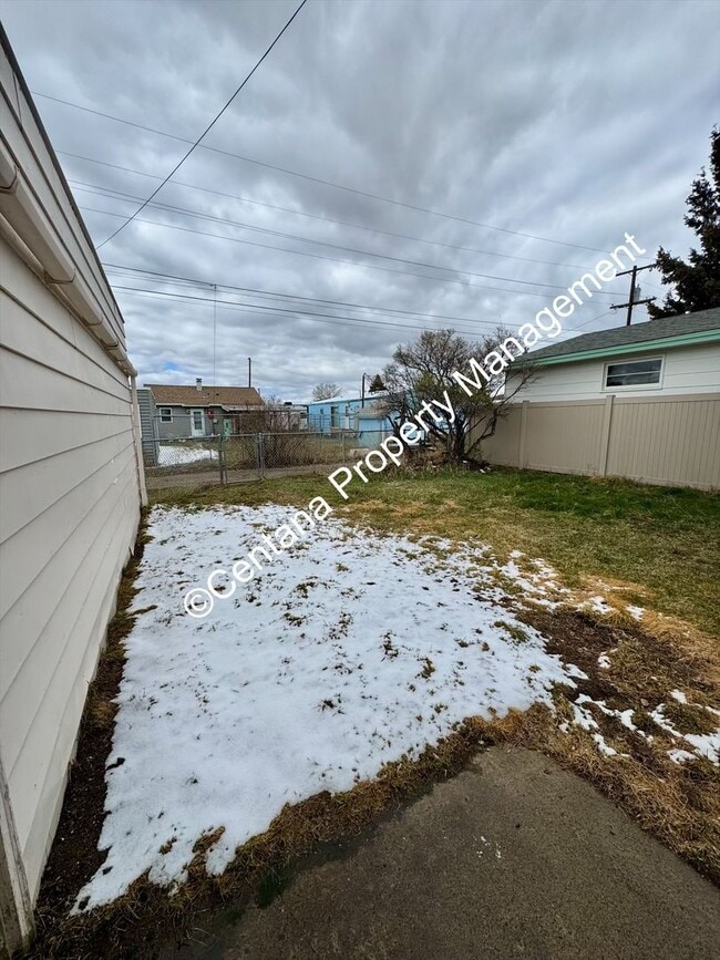 Building Photo - Pet friendly 2 bedroom house with a large lawn!