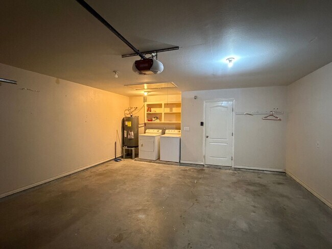 Building Photo - 6629 Kodiak Dr
