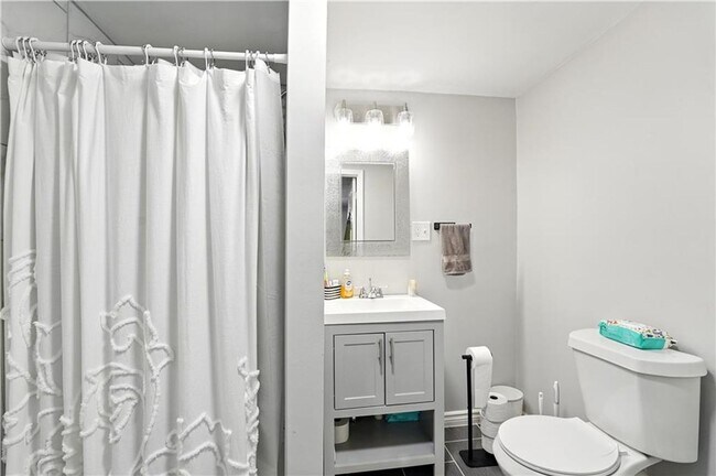 Building Photo - Great 2 bedroom 2 FULL bathrooms remodeled...