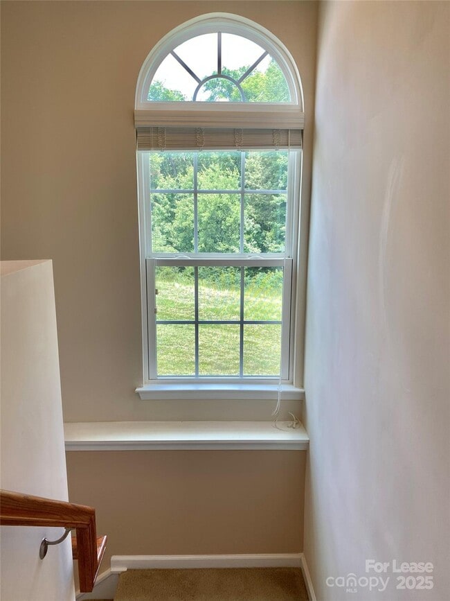 Building Photo - 2601 Silverthorn Dr