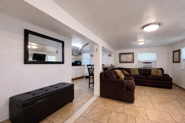 Building Photo - 4111 Oleander Dr