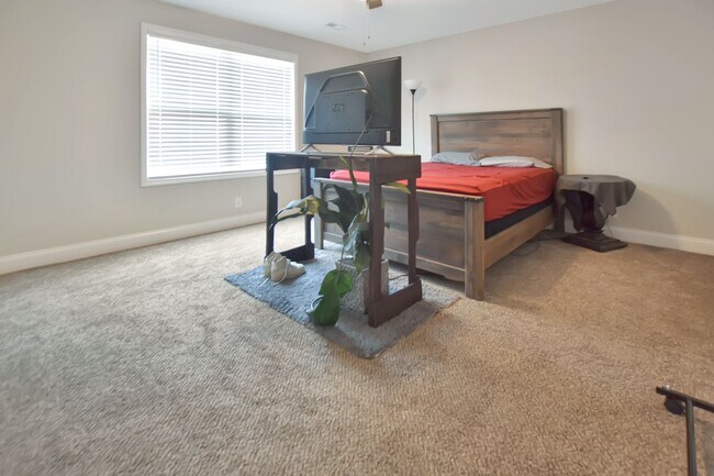 Building Photo - Pet Friendly Two Bedroom!